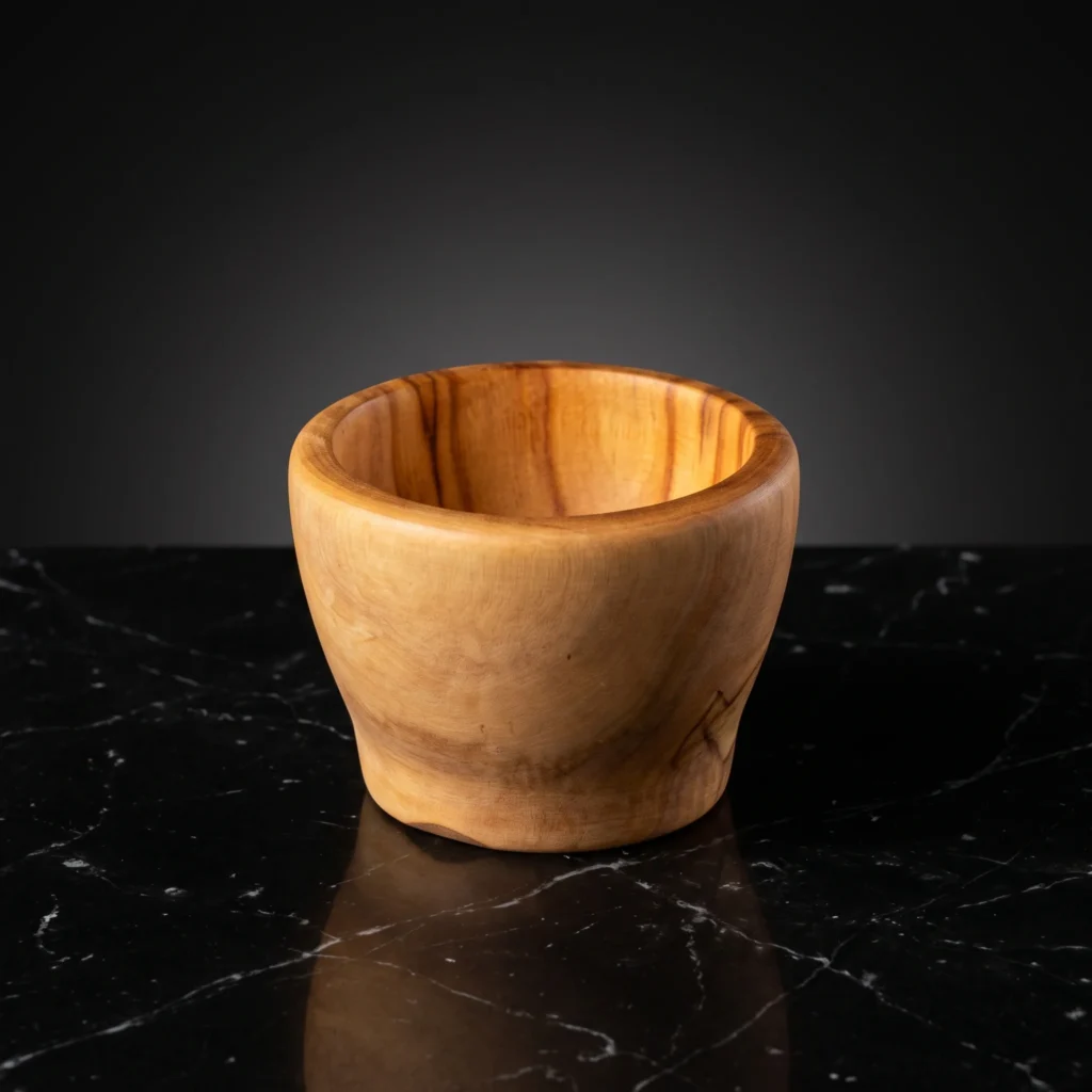 Coquetier bas monobloc artisanal TR-44 en bois d'olivier massif sur marbre noir Nero Marquina