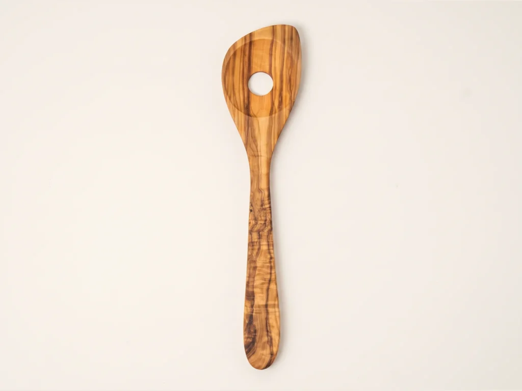 Cuillère avec trou en bois d'olivier MT-32 vue du dessus flat-lay