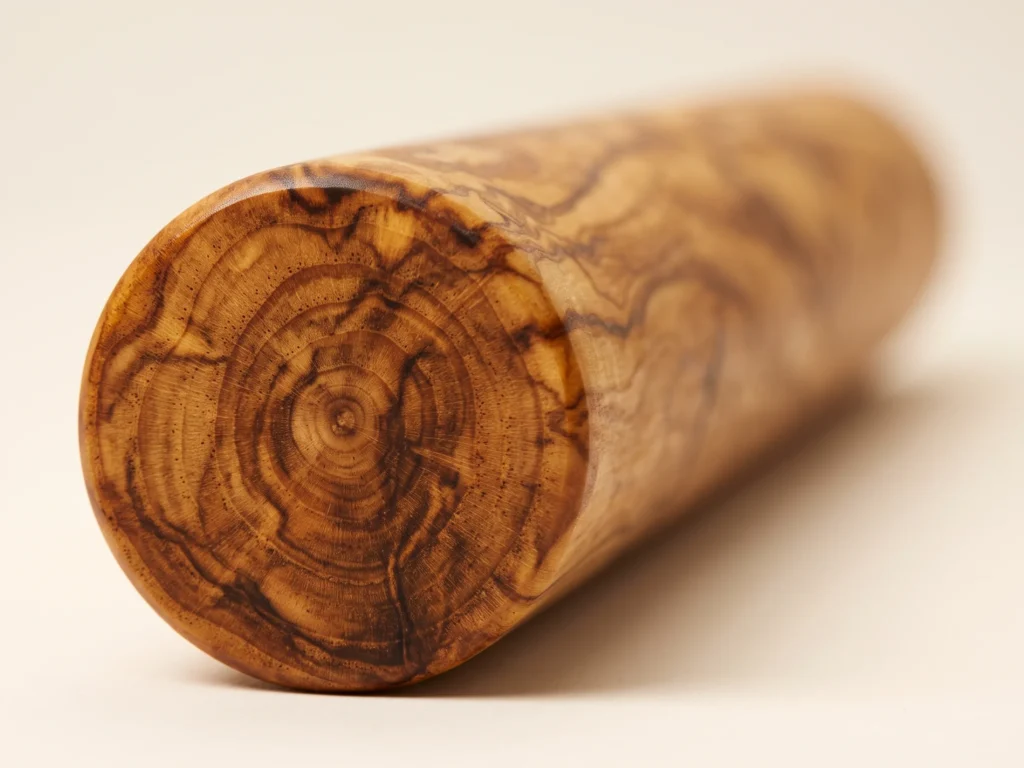 Gros plan macro detaille sur l extremite circulaire du rouleau montrant les cernes de croissance concentriques et les aretes adoucies