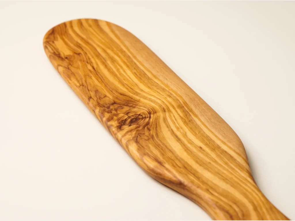 Spatule d'étalage artisanale en bois d'olivier MT-19 macro gros plan lame arrondie