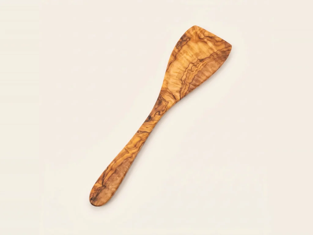 Vue zénithale à plat 90 degrés d'une spatule plate en bois d'olivier